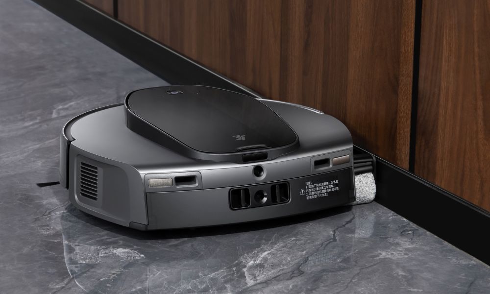 The sweeping robot is cleaning